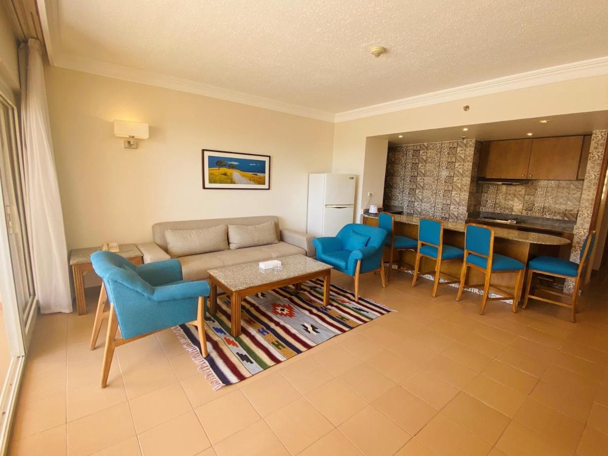 ハルガダ スイート＆アパートメント サービスト バイ マリオット フルガダ エクステリア 写真 A living room in a hotel