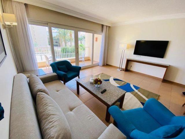 ハルガダ スイート＆アパートメント サービスト バイ マリオット フルガダ エクステリア 写真 Living room at the Grand Palladium Hotel