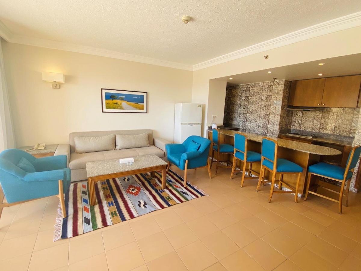 ハルガダ スイート＆アパートメント サービスト バイ マリオット フルガダ エクステリア 写真 A living room in a typical apartment