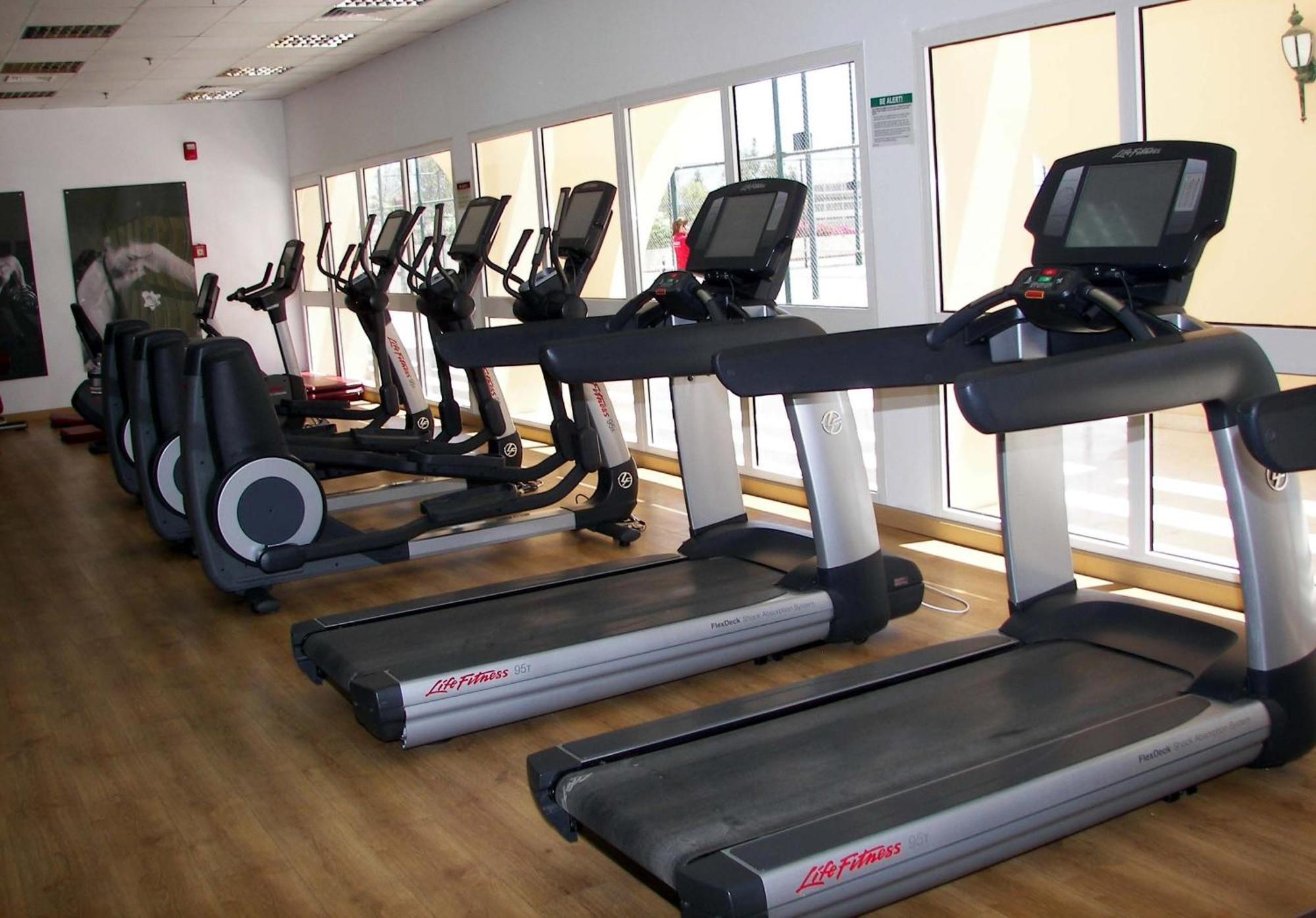 ハルガダ スイート＆アパートメント サービスト バイ マリオット フルガダ エクステリア 写真 Treadmills in a gym