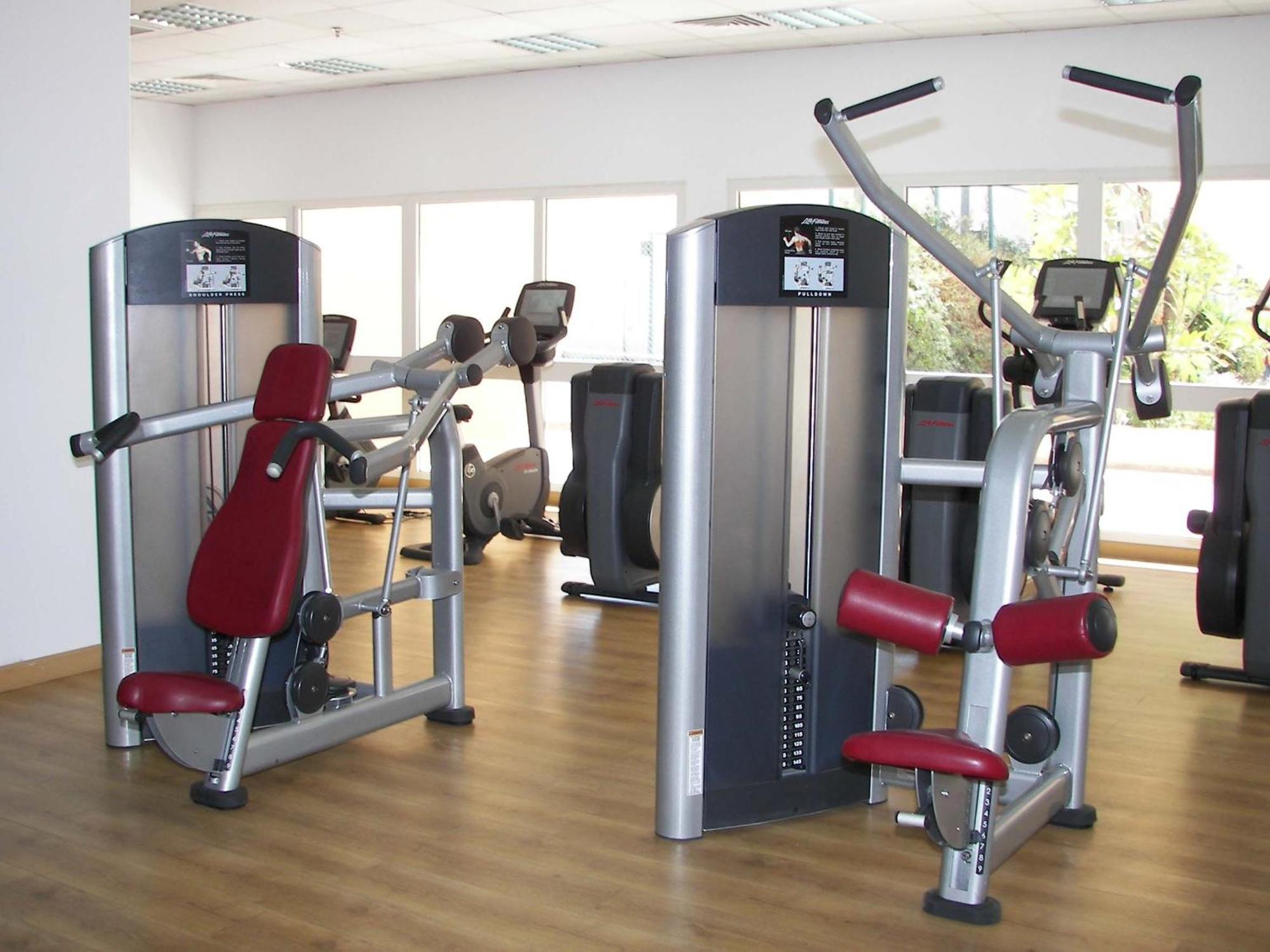 ハルガダ スイート＆アパートメント サービスト バイ マリオット フルガダ エクステリア 写真 Modern gym equipment