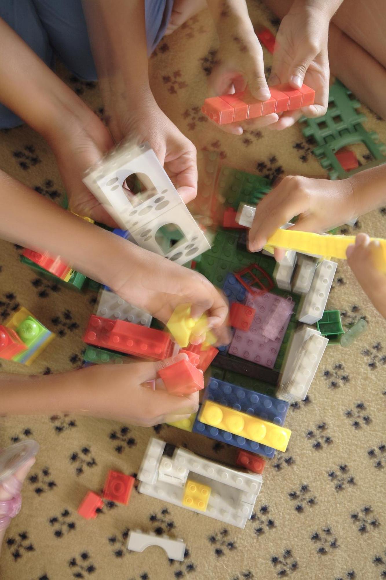 ハルガダ スイート＆アパートメント サービスト バイ マリオット フルガダ エクステリア 写真 Children playing with plastic building blocks