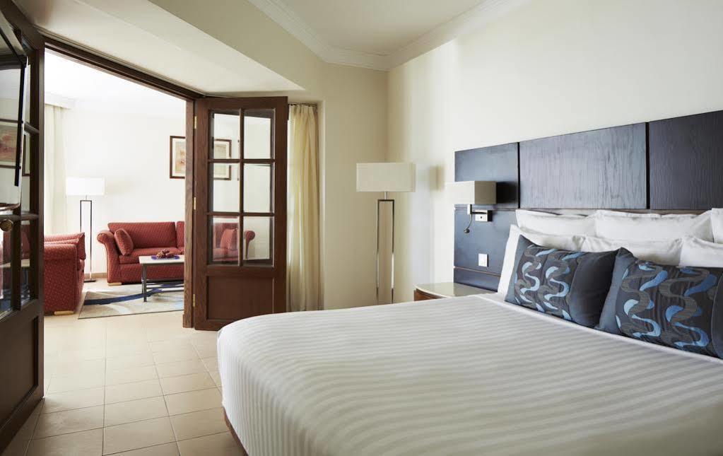 ハルガダ スイート＆アパートメント サービスト バイ マリオット フルガダ エクステリア 写真 A bedroom at the hotel
